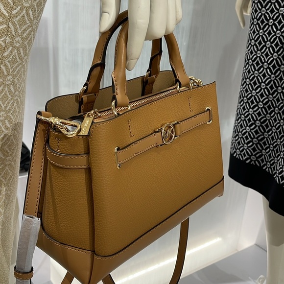 Michael Kors Reed Small Satchel Crossbody Center Zip Bag
Color: Deer
NWT - Picture 15 of 16